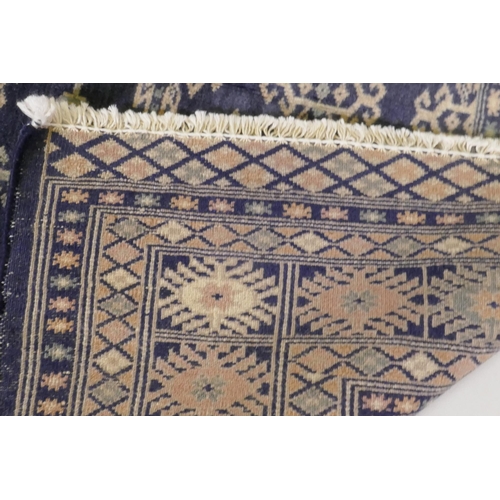 1101 - A Persian Sarugh blue ground wool rug, 150 x 92cm