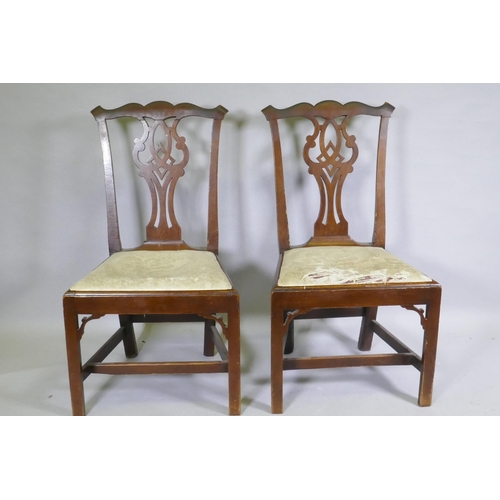 1129 - A good pair of C18th  Chippendale provincial style elm side chairs with pierced back splats, ra... 