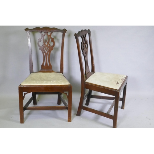 1129 - A good pair of C18th  Chippendale provincial style elm side chairs with pierced back splats, ra... 