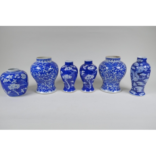 125 - A quantity of late C19th and early C20th Chinese blue and white porcelain to include a pair of crack... 