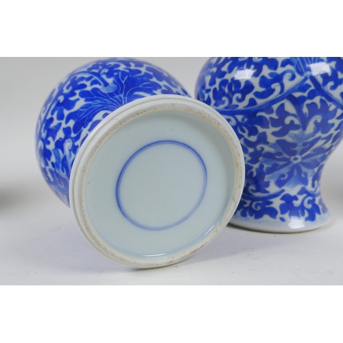 125 - A quantity of late C19th and early C20th Chinese blue and white porcelain to include a pair of crack... 