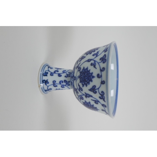 41 - A blue and white porcelain stem cup with scrolling lotus flower decoration, Chine Xuande 6 character... 