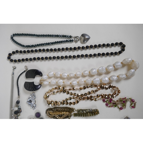 633 - A quantity of assorted costume jewellery to include necklaces, bracelets and earrings