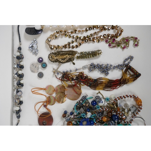 633 - A quantity of assorted costume jewellery to include necklaces, bracelets and earrings