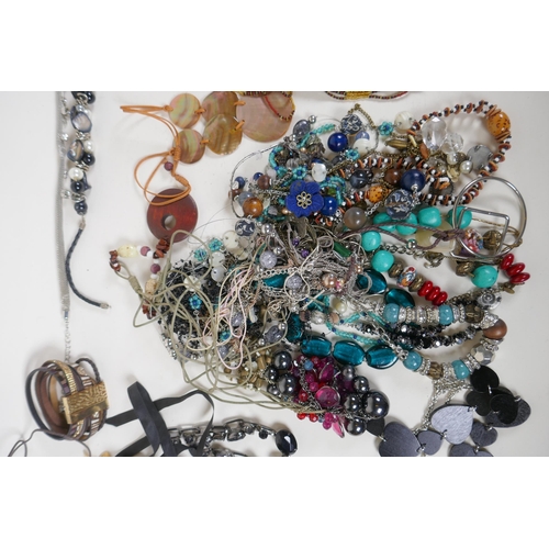 633 - A quantity of assorted costume jewellery to include necklaces, bracelets and earrings