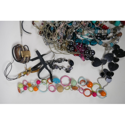 633 - A quantity of assorted costume jewellery to include necklaces, bracelets and earrings