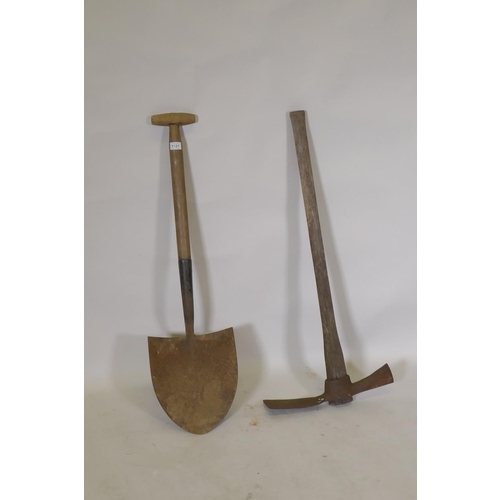 1121 - A WWII military Hardypick shovel and pick axe, impressed with crow's foot and dated 1943, 95cm high