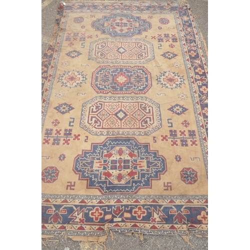 1059 - A wool carpet with oriental style design, frayed and worn, 270 x 180cm