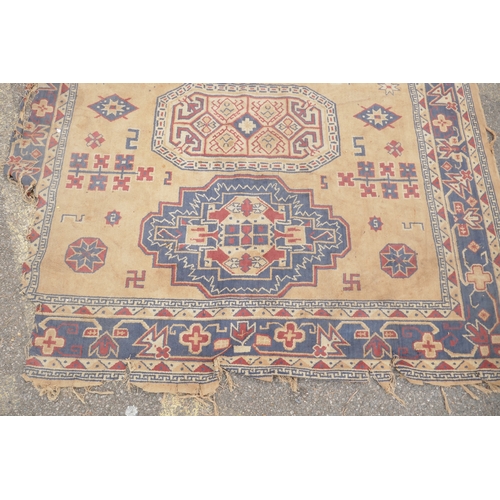 1059 - A wool carpet with oriental style design, frayed and worn, 270 x 180cm