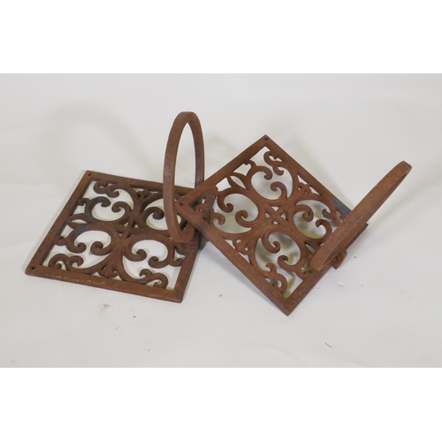 1074 - A pair of cast iron wall brackets with fold down pot holders, 19 x 19 x 19cm