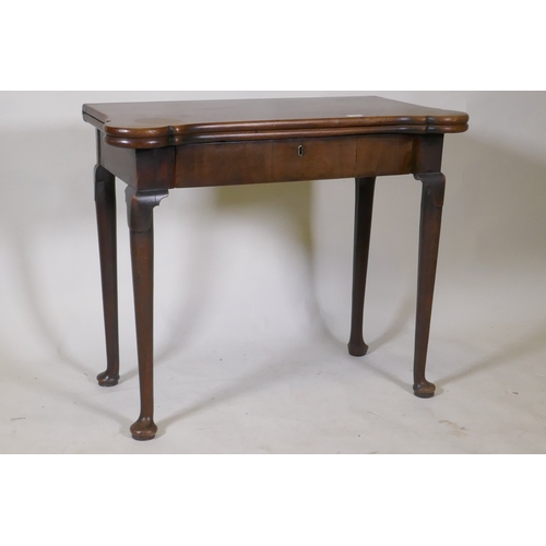 1094 - A Georgian mahogany fold over tea table with inlaid games top, shaped top and frieze drawer, raised ... 