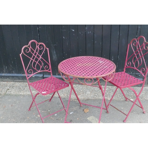 1105 - A painted iron bistro set of two folding chairs and a table, 62cm diameter