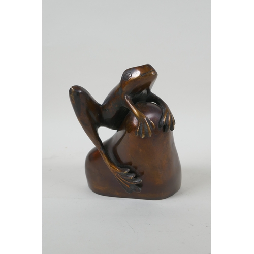 111 - After Phil Vanderlei (American), a bronze figure of a frog on a rock, 15cm high