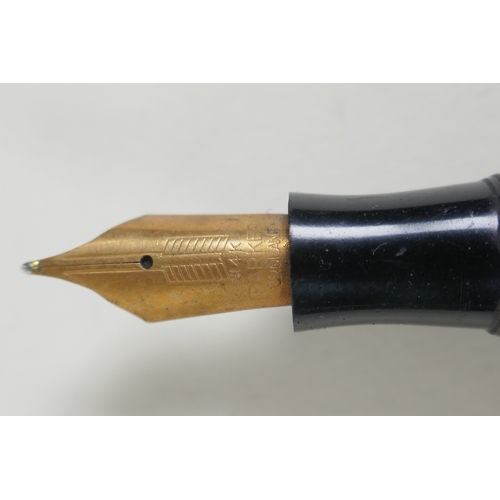 227 - A Parker Vacumatic fountain pen with large 14ct gold nib, made in Canada