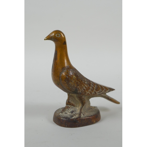 23 - A vintage cast bronze paperweight in the form of a dove, 10cm high