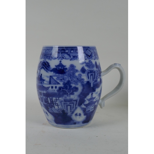 250 - A late C18th/early C19th Chinese export ceramic tankard with blue and white decoration