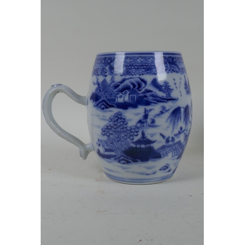 250 - A late C18th/early C19th Chinese export ceramic tankard with blue and white decoration