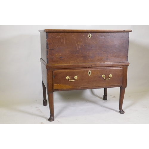 1149 - An C18th Georgian oak mule chest, with lift up top and single drawer, raised on cabriole supports wi... 