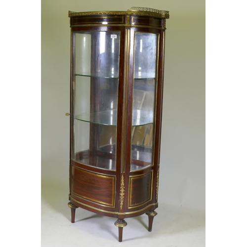 1138 - A C19th French mahogany vitrine, inlaid with brass and with ormolu mounts, the marble top with pierc... 