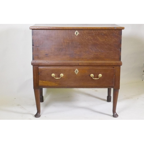 1149 - An C18th Georgian oak mule chest, with lift up top and single drawer, raised on cabriole supports wi... 