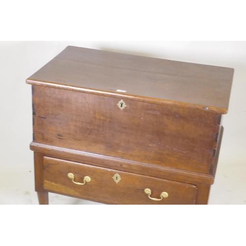 1149 - An C18th Georgian oak mule chest, with lift up top and single drawer, raised on cabriole supports wi... 