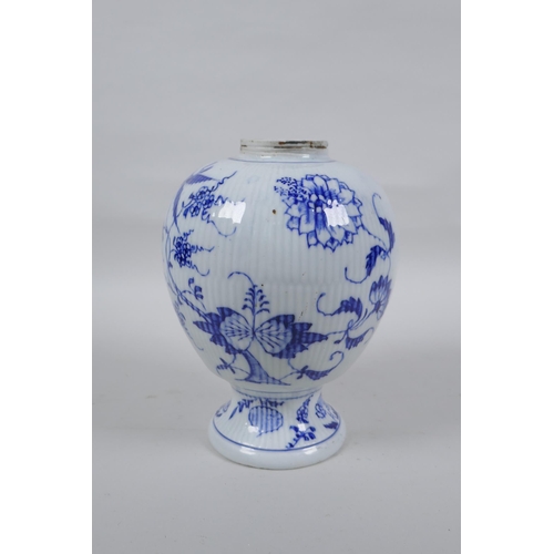 12 - A C19th Augustus Rex Onion pattern blue and white porcelain vase, mark to base, 19cm high