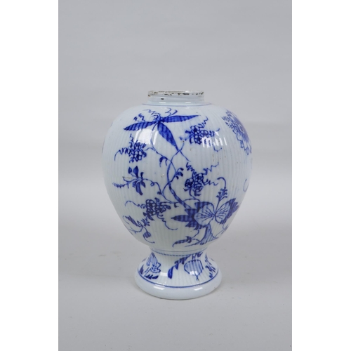 12 - A C19th Augustus Rex Onion pattern blue and white porcelain vase, mark to base, 19cm high