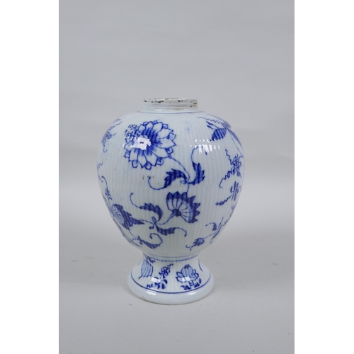 12 - A C19th Augustus Rex Onion pattern blue and white porcelain vase, mark to base, 19cm high