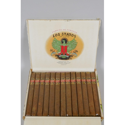 14 - A box of vintage Havana cigars, Los Statos de Luxe, 25 Cremas, Martinez Hno Y Cia, box opened but co... 