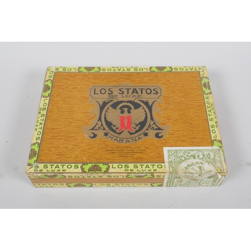 14 - A box of vintage Havana cigars, Los Statos de Luxe, 25 Cremas, Martinez Hno Y Cia, box opened but co... 