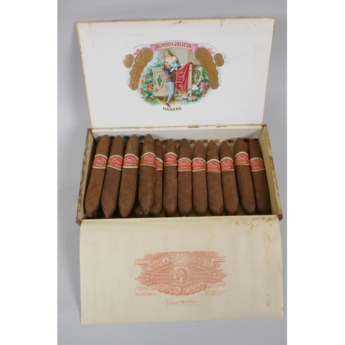 16 - A box of vintage Rodriguez Arguelles y Cia, Alvarez y Garcia, Romeo y Julieta, Seneca Havana cigars,... 