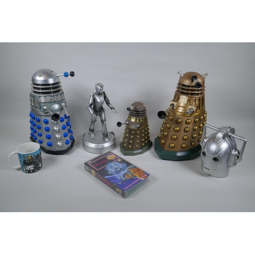 178 - A quantity of Dr Who collectors' items, to include toy Daleks and Cybermen, moneybox, Earthshock VHS... 