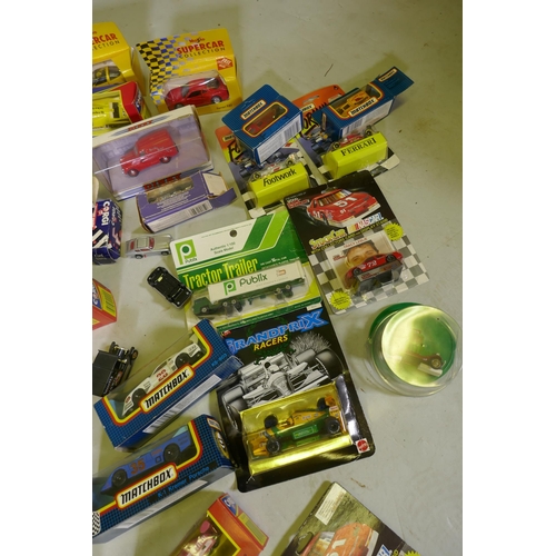 198 - A quantity of Matchbox, Corgi and Dinky collector's cars