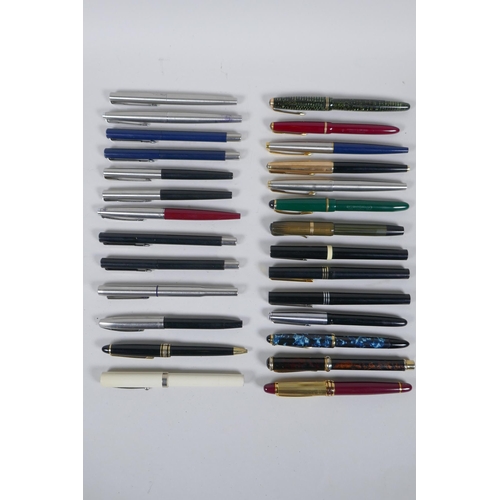 29 - A quantity of vintage fountain pens including Parker Vacumatic, Slimfold, Osmiroid 65, Platignum etc... 