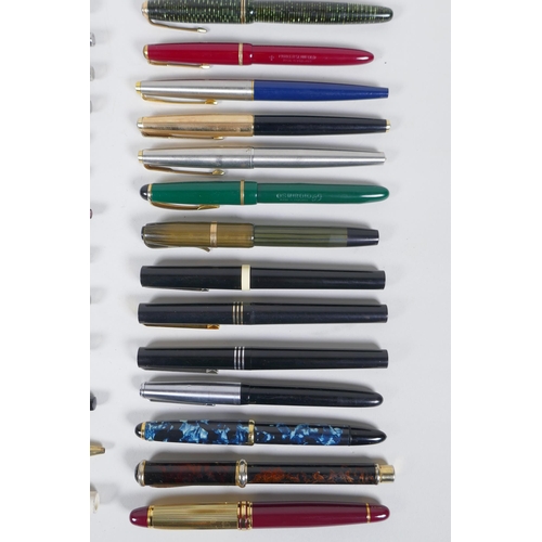 29 - A quantity of vintage fountain pens including Parker Vacumatic, Slimfold, Osmiroid 65, Platignum etc... 