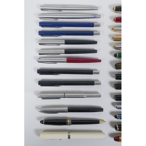 29 - A quantity of vintage fountain pens including Parker Vacumatic, Slimfold, Osmiroid 65, Platignum etc... 