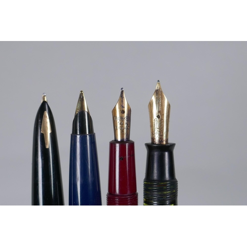 29 - A quantity of vintage fountain pens including Parker Vacumatic, Slimfold, Osmiroid 65, Platignum etc... 