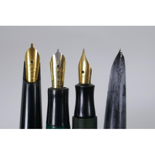 29 - A quantity of vintage fountain pens including Parker Vacumatic, Slimfold, Osmiroid 65, Platignum etc... 