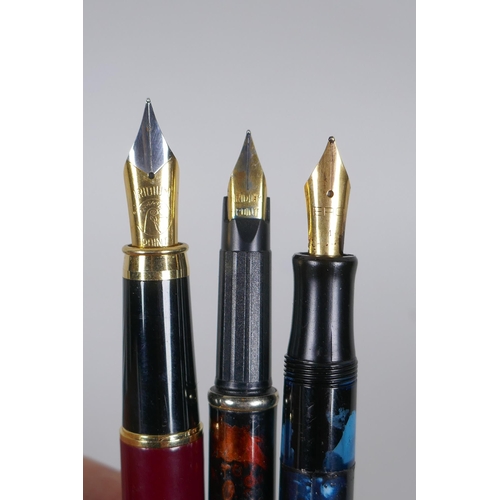 29 - A quantity of vintage fountain pens including Parker Vacumatic, Slimfold, Osmiroid 65, Platignum etc... 