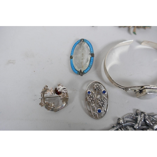 620 - A quantity of vintage silver jewellery to include brooches, bangles and pendants