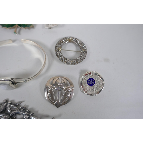 620 - A quantity of vintage silver jewellery to include brooches, bangles and pendants