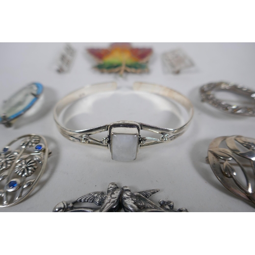 620 - A quantity of vintage silver jewellery to include brooches, bangles and pendants