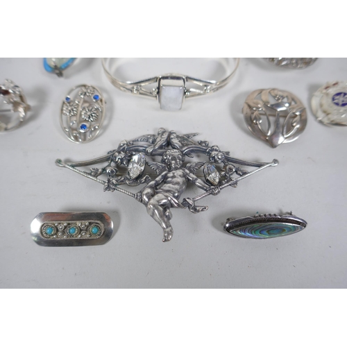 620 - A quantity of vintage silver jewellery to include brooches, bangles and pendants