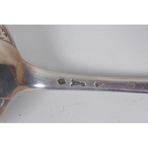 648 - An C18th French silver sifter/strainer, 21.5cm long, 95g