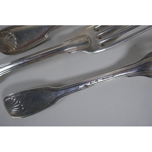 655 - A matched set of eight C18th French silver thread and shell pattern spoons and forks, 1483g