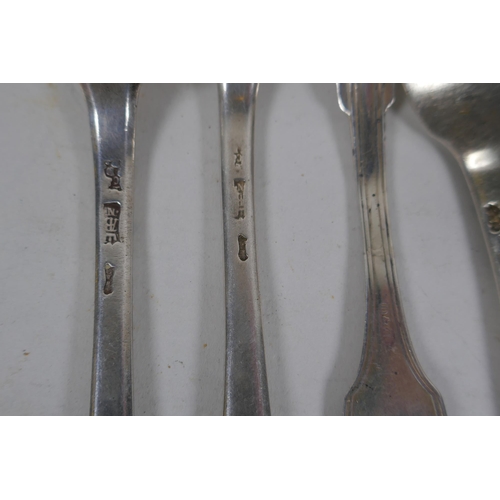 657 - Various C18th French fiddle back forks (15), and two similar Georgian forks, 875g