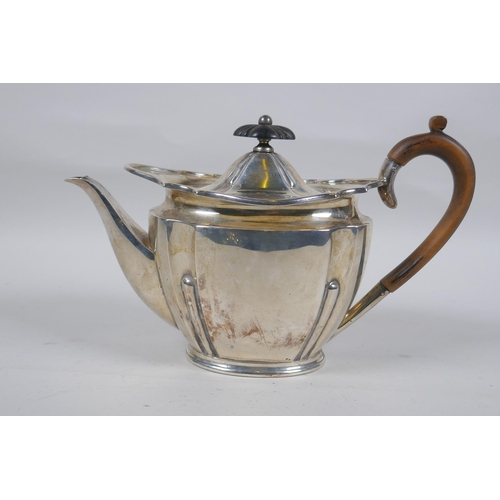 661 - English silver teapot, Goldsmiths, 1905, 654g