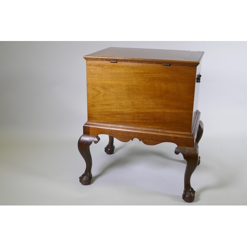 1145 - A George III mahogany wine cooler with lift up top and zinc lined interior, raised on a base with ca... 