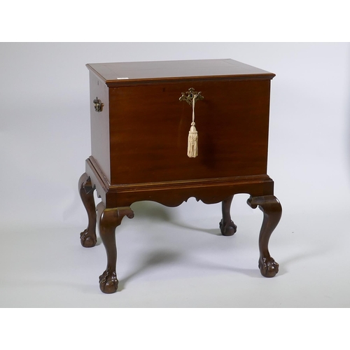 1145 - A George III mahogany wine cooler with lift up top and zinc lined interior, raised on a base with ca... 