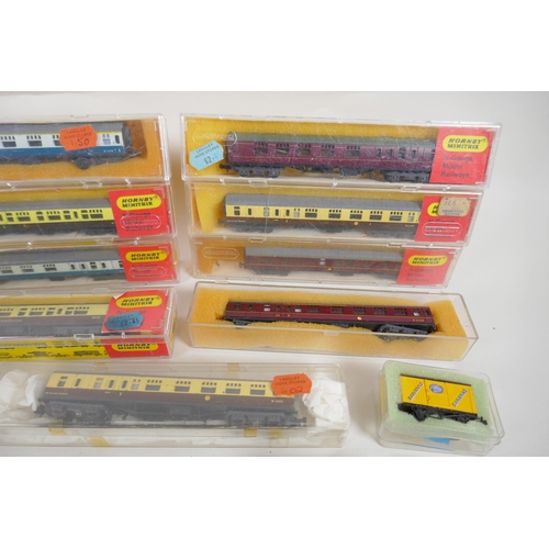 102 - A large quantity of Hornby Minitrix, Atlas, TRIX, Lima etc N gauge locomotives and rolling stock, an... 